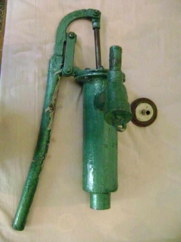 Hand pump with modified plunger - Photo