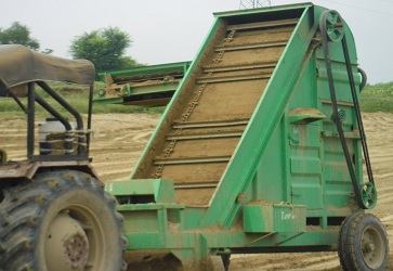 Soil Scrapper cum loader - Photo