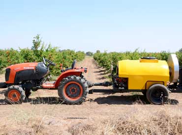 Tractor operated blowing orchard sprayer - Photo