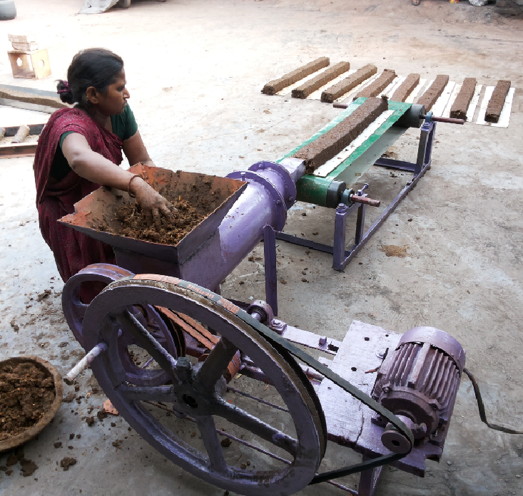 Innovative machine for making cow dung logs for ecofriendly cremation - Photo